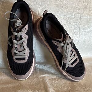 Vionic Women's Black and Gray Sneakers